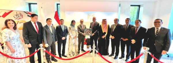 مجلس السفراء العرب يقدم درعا تذكاريا لسفير جمهورية مصر العربية
